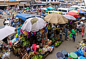 Marktstände mit Ingwer, Kochbananen und Yams im Zentralmarkt in Kumasi in der Ashanti Region im Zentrum von Ghana in Westafrika