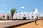 Larabanga Mosque mit Baobab, Haupteingang der Männer, Muezzin und Eingang des Imam, in der Savannah Region im Norden von Ghana in Westafrika