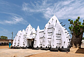 Larabanga Mosque, Nordseite mit Eingang des Ortsvorstands und Baobab, in der Savannah Region im Norden von Ghana in Westafrika