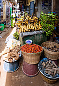 Kochbananen, Yams, Schnecken und rote Palmfrüchte auf dem Zentralmarkt in Tamale in der Northern Region im Norden von Ghana in Westafrika
