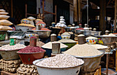 Bohnen und Reis auf dem Markt in Tamale in der Northern Region im Norden von Ghana in Westafrika