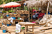 Verkaufsstände mit Yamswurzeln bei Techiman in der Bono-East-Region im Osten von Ghana in Westafrika