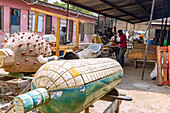 Sargwerkstatt von Lori Sanan in Teshie-Nungua in der Region Greater Accra im Osten von Ghana in Westafrika