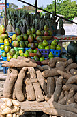 Straßenverkauf von Mangos, Ananas, Avocado, Wassermelonen und Yams in Winneba in der Central Region im Westen von Ghana in Westafrika