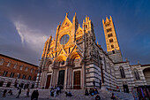Abends vor dem Dom von Siena, Toskana, Italien
