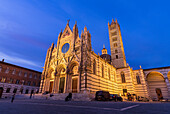 Abends vor dem Dom von Siena, Toskana, Italien