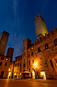 Evening mood at the Piazza della Duomo, San Gimignano, Province of Siena, Tuscany, Italy