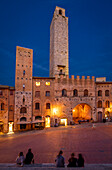 Abendstimmung an der Piazza della Duomo, San Gimignano, Provinz Siena, Toskana, Italien