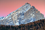Winterliche Abenddämmerung am Monte Antelao in den Dolomiten, Südtirol, Italien