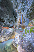Versteckter Wasserfall mit schönen Felsformationen in den bayerischen Bergen, Bayern, Deutschland