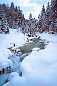 Tief verschneite Landschaft im Rißbachtal, Karwendel, Bayern, Deutschland
