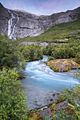 Am Fuße von Gletscher Briksdalsbre in Norwegen
