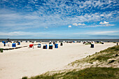 Strandkörbe am Sandstrand, Harlesiel, Carolinensiel, Ostfriesland, Niedersachsen, Nordsee, Deutschland