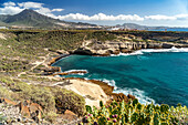 Landschaft und schwarzer Strand an der Costa Adeje, Teneriffa, Kanarische Inseln, Spanien