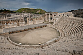 Römisches Theater und  Tell el-Hösn im Hintergrund, Antike Ruinen Stadt Beit Shean am See Genezareth, Israel, Mittlerer Osten, Asien