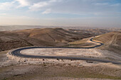gut ausgebaute Straße führt durch karge Landschaft zur Festung von Masada, Totes Meer, Israel, Mittlerer Osten, Asien, UNESCO Weltkulturerbe
