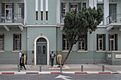 Touristen lesen Schild im Bauhaus Viertel, Tel Aviv, Israel, Mittlerer Osten, Asien