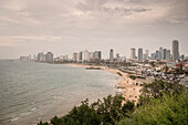Strand von Jaffa mit Blick auf Skyline von Tel Aviv, Israel, Mittlerer Osten, Asien