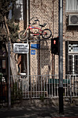 ein Fahrrad ist an ein Haus montiert, Rothschild Boulvard, Tel Aviv, Israel, Mittlerer Osten, Asien