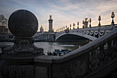 kunstvoll gestaltete Bogenbrücke "Pont Alexandre III" an der Seine (Fluss), Hauptstadt Paris, Ile de France, Frankreich 