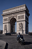 Motorrad mit drei Rädern passiert den Triumphbogen "Arc de Triomphe de l’Étoile", Hauptstadt Paris, Ile de France, Frankreich 