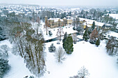 Schloss Herdringen im Schnee von oben gesehen, Herdringen, Arnsberg, Hochsauerlandkreis, Nordrhein-Westfalen, Deutschland