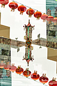 Doppelbelichtung der Grant Avenue mit einer chinesischen Statue, einem Wandbild und chinesischen Laternen in Chinatown, San Francisco.