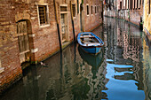 Blick auf ein Boot in einem Kanal in Venedig, Dorsoduro, San Polo, Venezia, Venetien, Italien, Europa