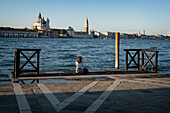 Blick auf die Piazza san Marco, im Vordergrund eine Frau, Giudecca, Venedig, Venezien, Italien, Europa