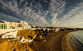 Praia do Peneco, Rochedo Peneco und die Treppe vom Strand zur Altstadt im Licht der Morgensonne, Albufeira, Algarve, Portugal