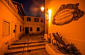 Porta de Sant'Ana, Altstadt, Gasse in Albufeira im Laternenlicht, Algarve, Portugal