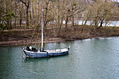 The last Aalschokker of the Middle Rhine, the &quot;Aranka&quot;, lies at anchor in front of the island of Grafenwerth in the &quot;Toten Arm&quot;, Bad Honnef, North Rhine-Westphalia, Germany
