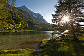 Ferchensee mit Wettersteinspitze, bei Mittenwald, Bayern, Deutschland