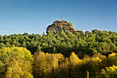 Gipfelkreuz auf einem Felsen, Pfälzer Wald, Pfalz, Rheinland-Pfalz, Deutschland