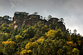 Kiefern und Gipfelkreuz auf einem Felsen, Pfälzer Wald, Pfalz, Rheinland-Pfalz, Deutschland