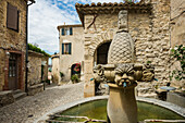 Malerisches Bergdorf, Séguret, Les plus Beaux Villages de France, Dentelles de Montmirail, Département Vaucluse, Provence, Provence-Alpes-Côte d'Azur, Frankreich