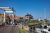 Zugbrücke und Stadt, Hindeloopen, Friesland, Niederlande, Europa