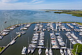 Luftaufnahme von Jachthafen Hindeloopen Marina und IJsselmeer, Hindeloopen, Friesland, Niederlande, Europa