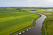 Luftaufnahme von Booten auf Fluss Noarder Alde Wei, Broek, Friesland, Niederlande, Europa
