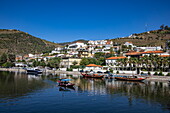 Ausflugsboote und Stadt, Pinhão, Vila Real, Portugal, Europa