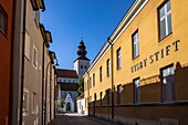 Visby Stift Gebäude in der Altstadt mit Turm der Kathedrale von Visby dahinter, Visby, Gotland, Schweden, Europa