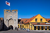 Österport-Turm und Stadtmauer, Tor mit Gotland-Flagge, Visby, Gotland, Schweden, Europa
