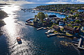 Luftaufnahme von Tenderboot vom Expeditionskreuzfahrtschiff World Voyager (nicko cruises) auf der Fahrt zur Marina, Sandhamn, Stockholmer Schären, Schweden, Europa