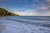 Strand von Grand Anse Bay mit Landzunge und Kreuzfahrtschiff Silver Moon (Silversea Cruises) am Horizont, Saint George's, Saint George, Grenada, Karibik