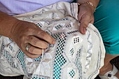Detail der Hände einer Frau die Spitzentischdecke im Strickgeschäft fertigt, Szentendre, Pest, Ungarn, Europa