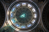 Blick hoch in die Kuppel der Kathedrale von Esztergom, Esztergom, Komárom-Esztergom, Ungarn, Europa