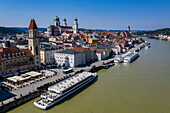 Luftaufnahme der Stadt und der Donau, Ausflugsboote, Passau, Bayern, Deutschland, Europa