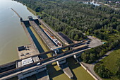 Luftaufnahme von Flusskreuzfahrtschiff Excellence Empress in der Donauschleuse Altenwörth an der Donau, Altenwörth, Niederösterreich, Österreich, Europa