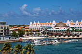 Boote im Hafen mit Royal Plaza Mall dahinter, Oranjestad, Aruba, Niederländische Karibik, Karibik