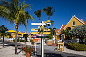 Bunte Wegweiser, Gebäude und Palmen, Aruba, Niederländische Karibik, Karibik
